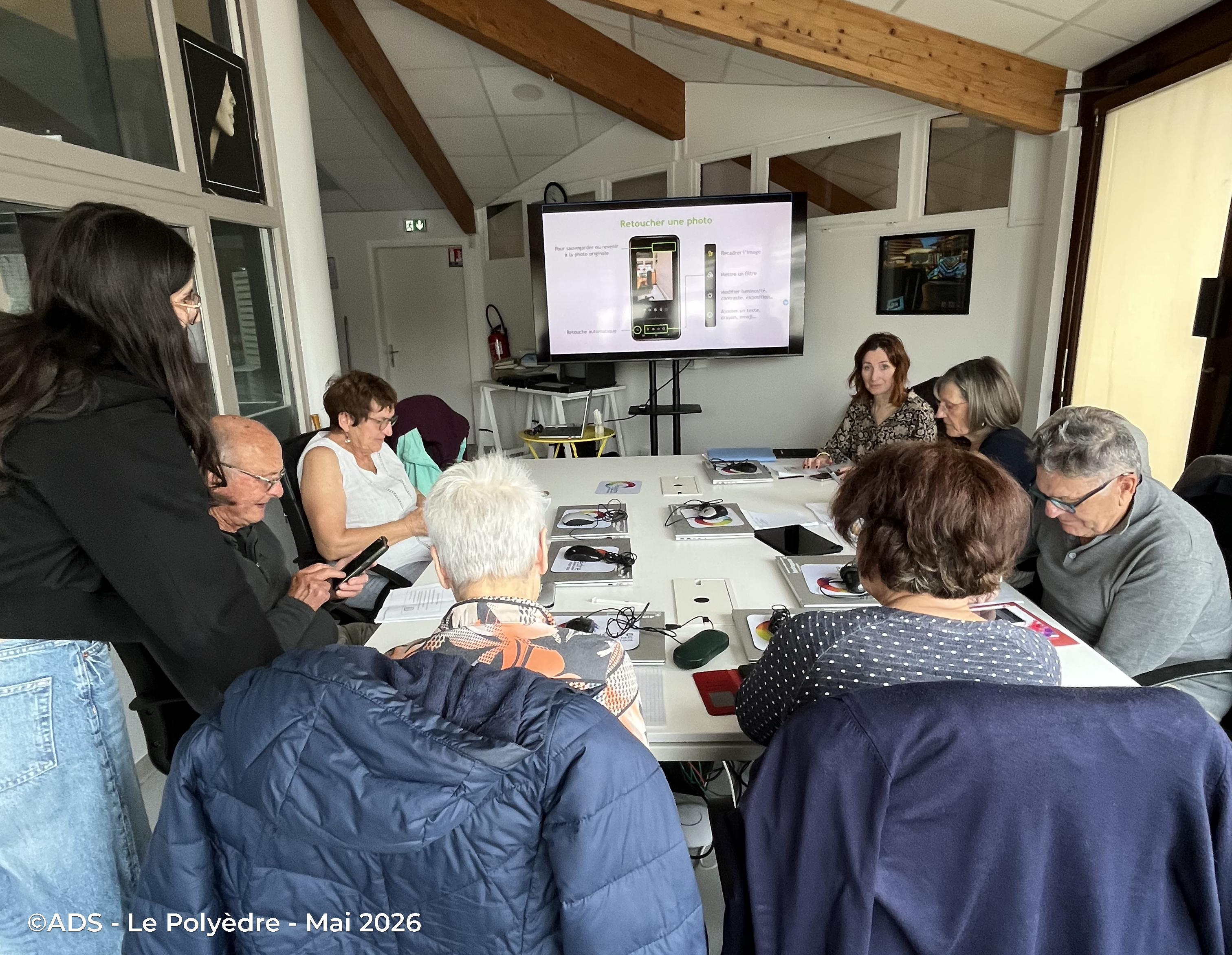 huit séniors adultes stage informatique avec aidante numérique polyèdre seynod annecy