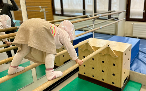 enfant sur barre parallèle activité baby gym seynod annecy