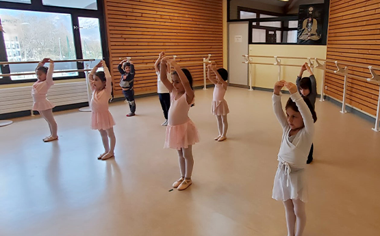 groupe enfants en danse éveil polyèdre seynod annecy