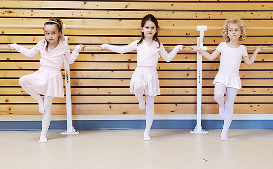 groupe enfants en tenue danse initiation classique polyèdre seynod annecy