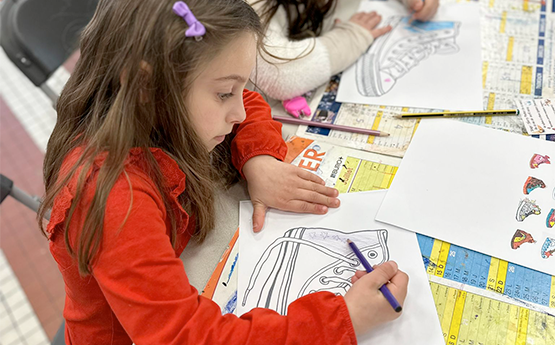 enfant fille dessine sur papier polyèdre seynod annecy