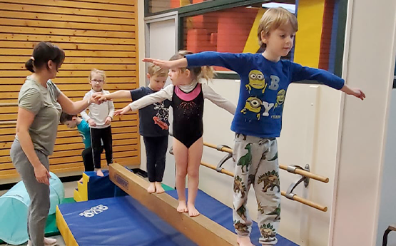 enfants sur poutre activité éveil gymnique polyèdre seynod annecy