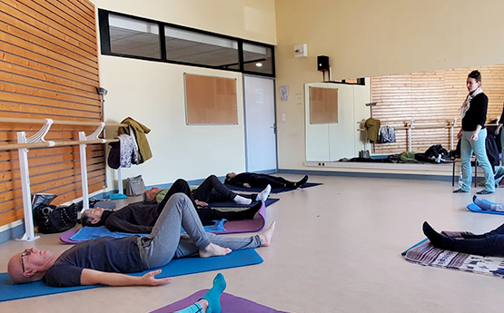 adultes allongés au sol cours feldenkrais polyèdre seynod annecy