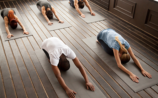 adultes sur tapis au sol cours pilates polyèdre seynod annecy