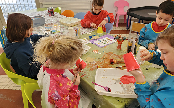 enfants peinture sur gobelet polyèdre seynod annecy