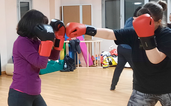 femmes adultes avec gants de boxe cours self défense polyèdre seynod annecy
