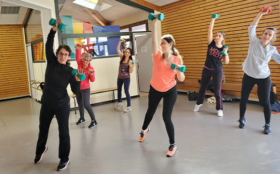 groupe adulte haltère bras levé tonifier silhouette polyèdre annecy seynod