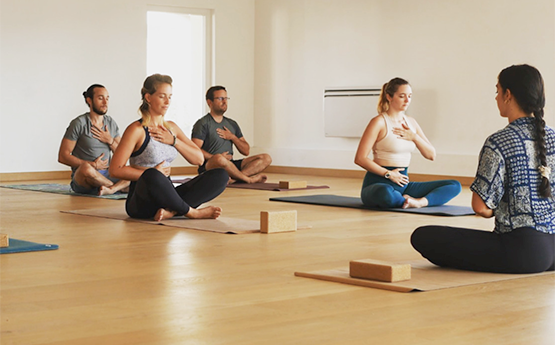 groupe d'adulte au sol cours de yoga vinyasa polyèdre seynod annecy