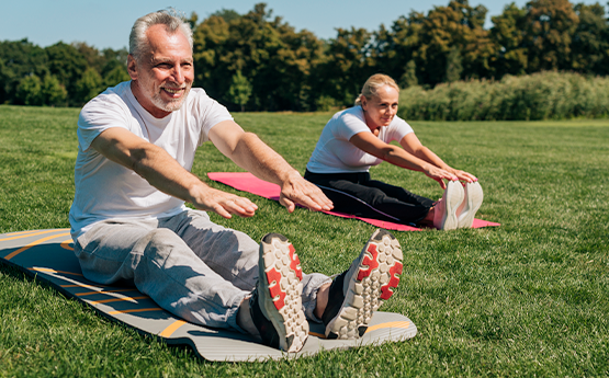 homme et femme seniors exercices stretching en extérieur