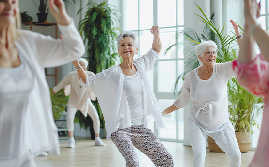 femmes séniors sont en train de danser dans une salle lumineuse