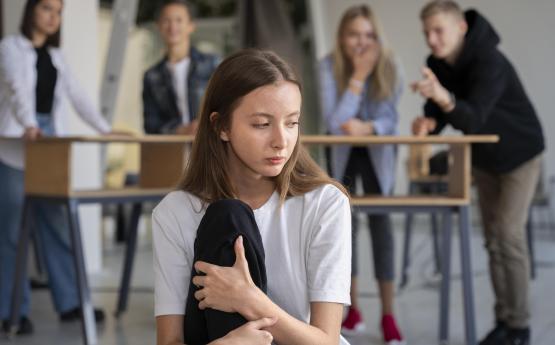 photo d'une fille qui se fait moquer par ses camarades de classe