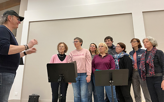 groupe de personnes qui chantent avec professeur polyèdre seynod annecy