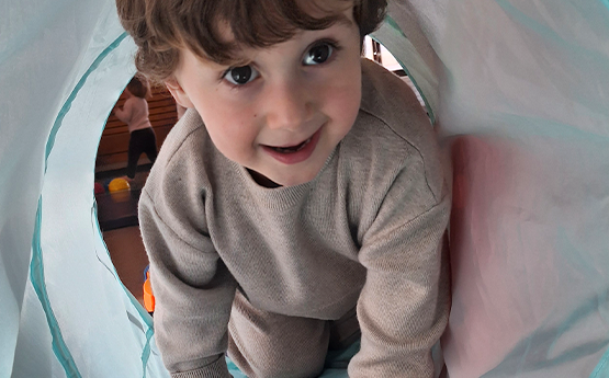 enfant dans tunnel de gymnastique polyèdre seynod annecy