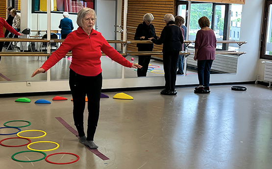 personne qui font des parcours au sol de gym équilibre polyèdre seynod annecy