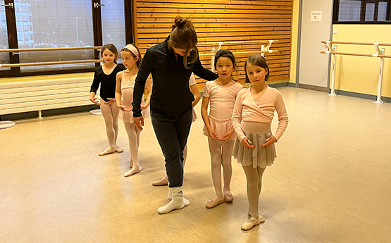 groupe de petite fille en tenue de danse classique avec la professeure polyèdre seynod annecy