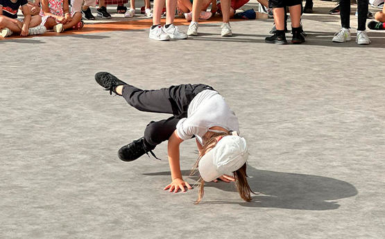 figure de breakdance sur scène polyèdre seynod annecy