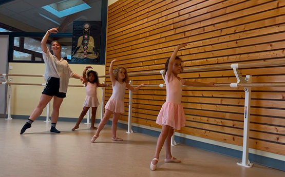 petite fille tenue danse classique à la barre polyèdre seynod annecy