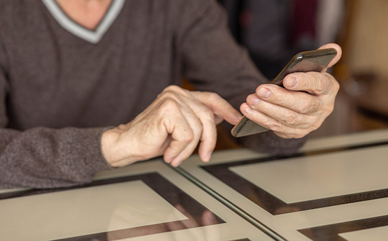 homme âgé qui utilise un téléphone polyèdre seynod annecy