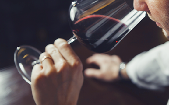 verre de vin dans une main d'homme dégustation polyèdre seynod annecy