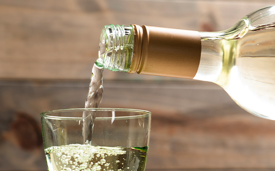 vin effervescent dans un verre avec bouteille polyèdre seynod annecy