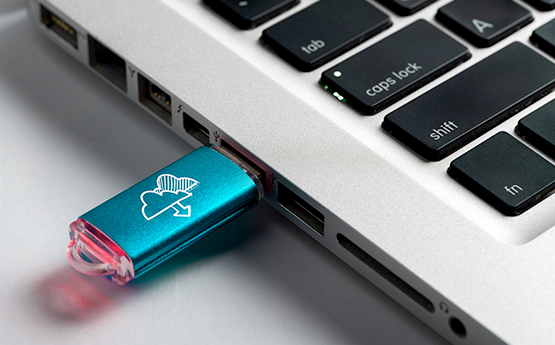 clé usb bleue brancher sur un ordinateur polyèdre seynod annecy