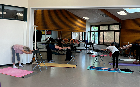 séniors adultes stretching dos bras tendu sur chaise polyèdre seynod annecy