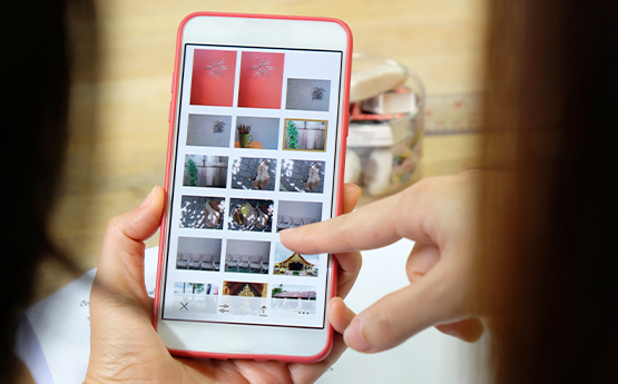 personne qui trie ses photos sur son téléphone polyèdre seynod annecy
