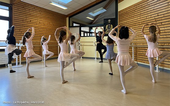 filles en tenue de danse classique polyèdre seynod annecy