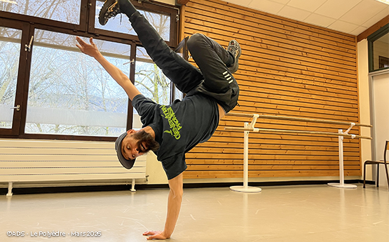 homme qui fait une figure de breakdance polyèdre seynod annecy