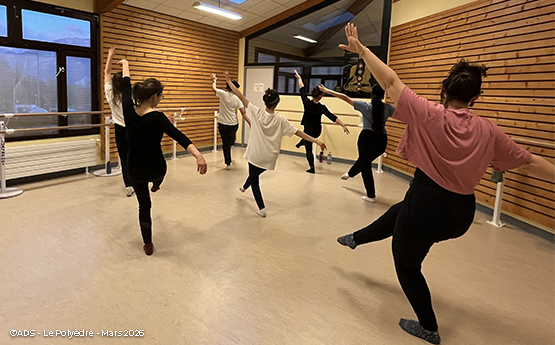 femmes sautent cours de danse jazz polyèdre seynod annecy