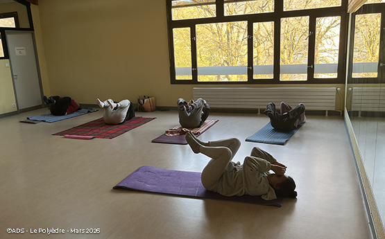 personnes allongés sur le dos cours feldenkrais polyèdre seynod annecy