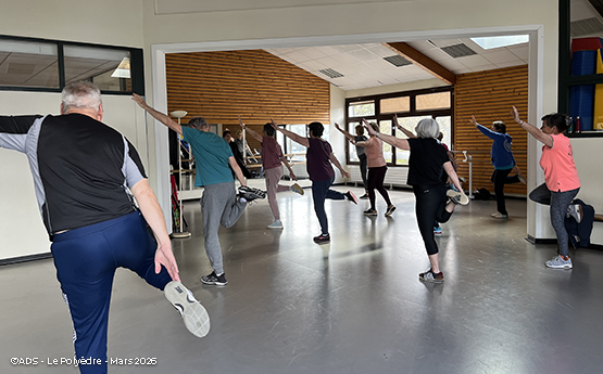 personne danse avec un bras en l'air et un pied talon fesse polyèdre seynod annecy