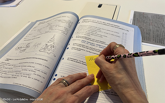 cahier d'apprentissage russe avec main femme qui écrit polyèdre seynod annecy