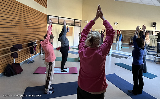 personnes debout sur tapis de yoga avec bras en l'air polyèdre seynod annecy