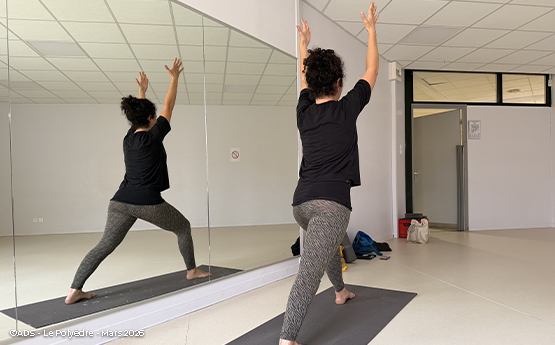 professeur de yoga sur tapis en position polyèdre seynod annecy