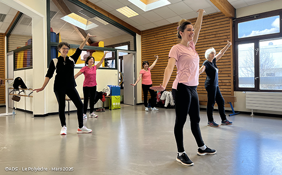 femmes séniors en cours de zumba avec le sourire polyèdre seynod annecy
