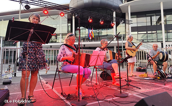 groupe de musiciens sur scène bal folk polyèdre seynod annecy