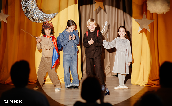 enfants avec déguisements sur scène polyèdre seynod annecy