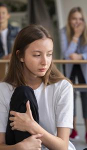 photo d'une fille qui se fait moquer par ses camarades de classe