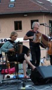 groupe de personnes qui sont sur scène polyèdre seynod annecy