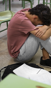 jeune garçon tête entre les genoux dans une salle de classe polyèdre seynod annecy