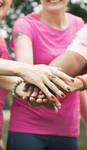 groupe de femmes qui se tiennent les mains en rose