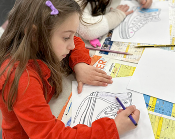enfant fille dessine sur papier polyèdre seynod annecy