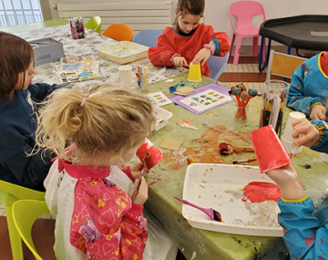 enfants peinture sur gobelet polyèdre seynod annecy