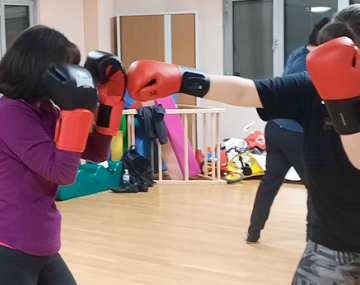 femmes adultes avec gants de boxe cours self défense polyèdre seynod annecy