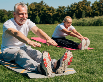 homme et femme seniors exercices stretching en extérieur