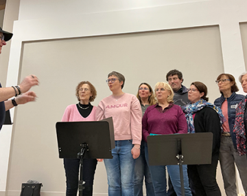 groupe de personnes qui chantent avec professeur polyèdre seynod annecy