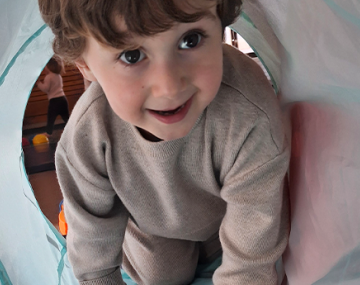 enfant dans tunnel de gymnastique polyèdre seynod annecy