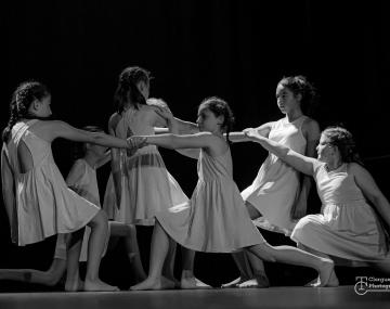 enfants fille sur scène pour un spectacle de danse polyèdre seynod annecy