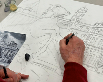 main homme avec un crayon qui dessine un croquis polyèdre seynod annecy